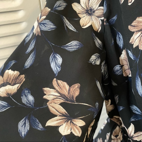 Torrid|00|Black Floral Pattern Short Sleeve V Neck Elastic Waist Blouse - Picture 9 of 9